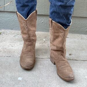 Adorable Vintage Suede Boots